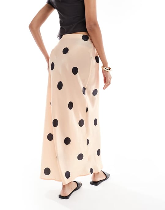 ASOS DESIGN satinmaxikjol med låg midja i prickigt mönster - Image 4