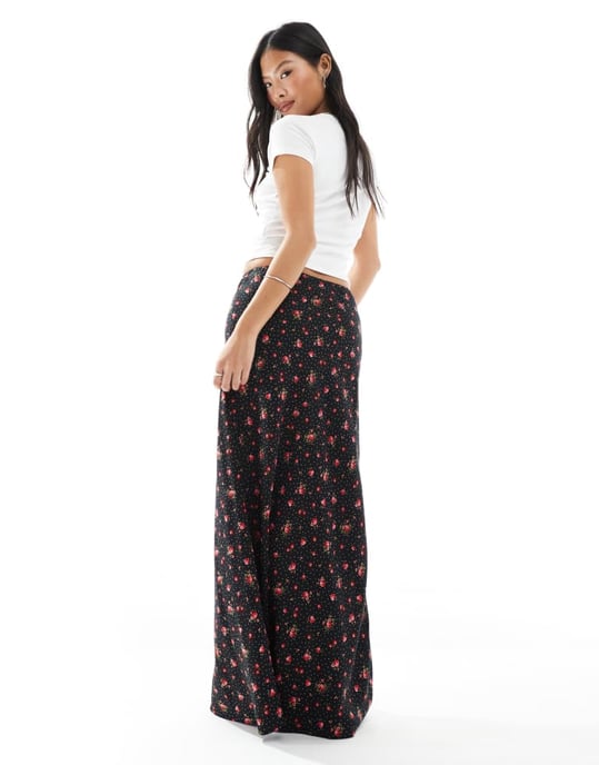 Miss Selfridge Petite spunnen maxikjol i svart hjärttryck - Image 4