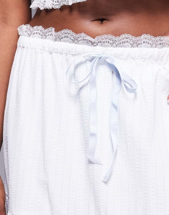 Kaiia exklusiv texturerad spetsdetalj dropped waist blå knytning maxi kjol co-ord i vitt - Image 3