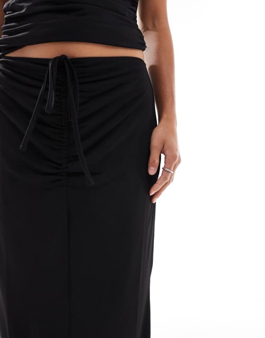 Vero Moda Petite slinky ruchad front maxi kjol i svart - Image 4