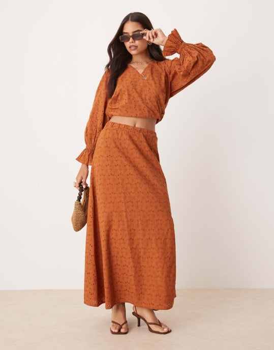 ASOS DESIGN premium broderad dropped waist co-ord maxikjol i brunt - Image 1
