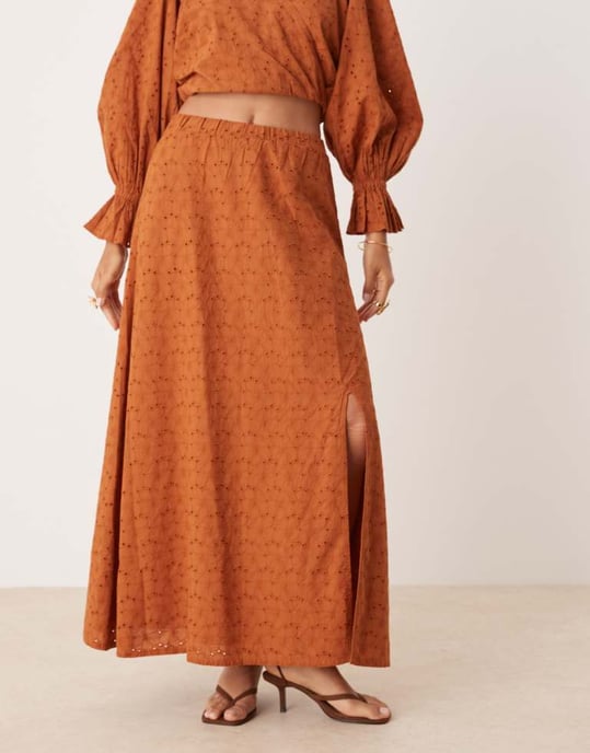 ASOS DESIGN premium broderad dropped waist co-ord maxikjol i brunt - Image 2