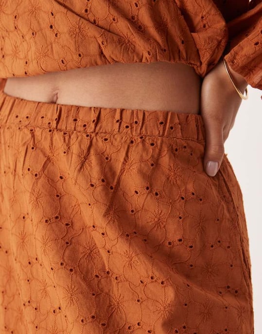 ASOS DESIGN premium broderad dropped waist co-ord maxikjol i brunt - Image 3