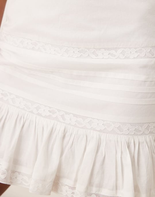 ASOS DESIGN mini kjol med spetsinsats i vitt - Image 3