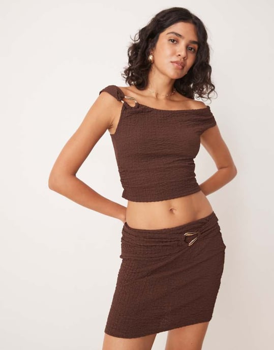ASOS DESIGN co-ord texturerad minikjol med detaljer i choklad - Image 1