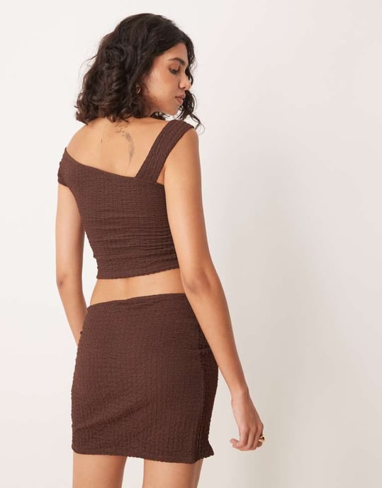 ASOS DESIGN co-ord texturerad minikjol med detaljer i choklad - Image 4