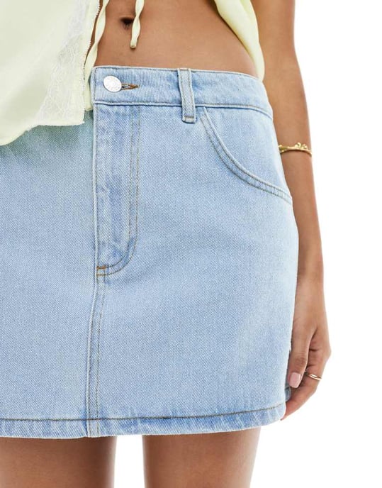 ASOS DESIGN denim mikromini kjol i blekt blå - Image 4