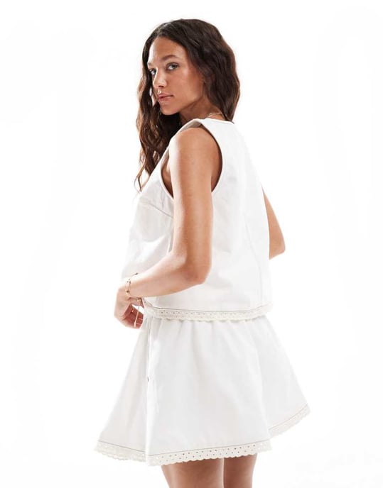 ASOS DESIGN samlad denimmikrokjol med broderi i ecru - Image 3