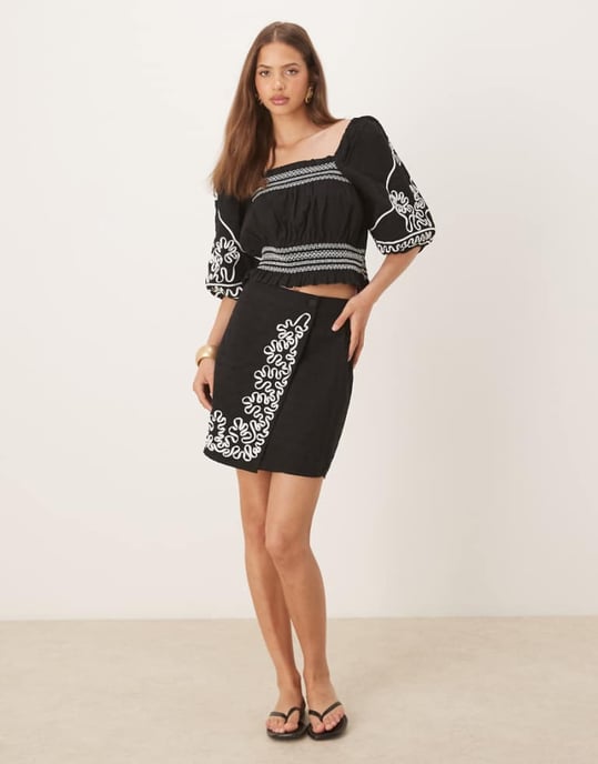YAS kontrast cornelli broderad mini kjol i svart - Image 1