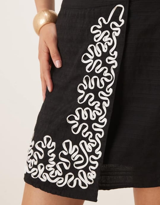 YAS kontrast cornelli broderad mini kjol i svart - Image 2