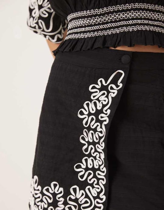 YAS kontrast cornelli broderad mini kjol i svart - Image 4