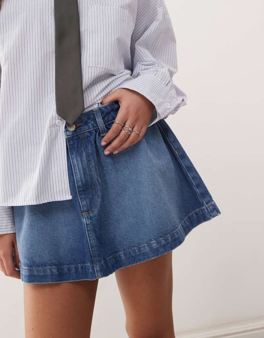 ASOS DESIGN rynkad denimmikrokjol i mellablå - Image 2