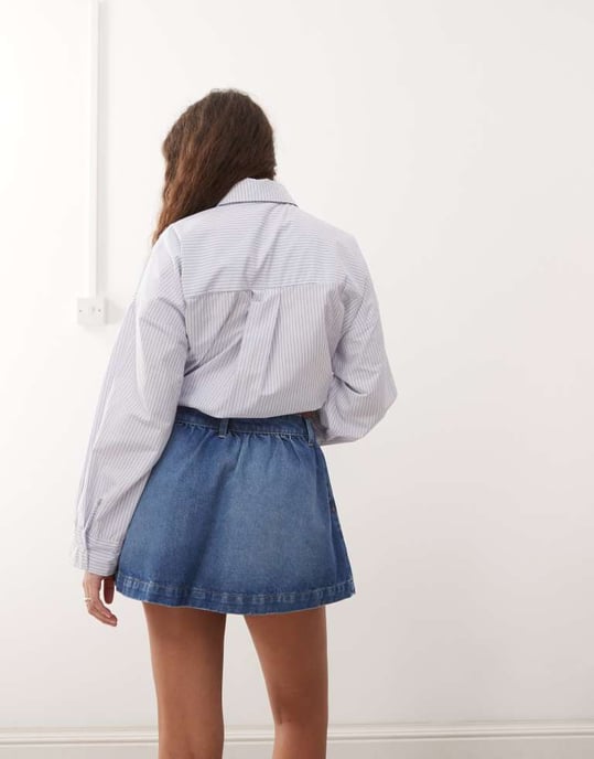 ASOS DESIGN rynkad denimmikrokjol i mellablå - Image 3