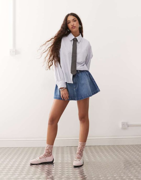 ASOS DESIGN rynkad denimmikrokjol i mellablå - Image 4