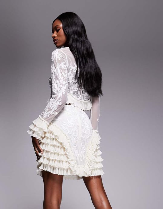 ASOS LUXE broderad mini kjol med volangdetalj i krämfärg - Image 2