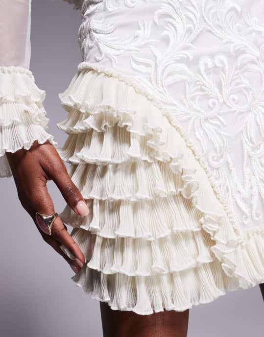 ASOS LUXE broderad mini kjol med volangdetalj i krämfärg - Image 3