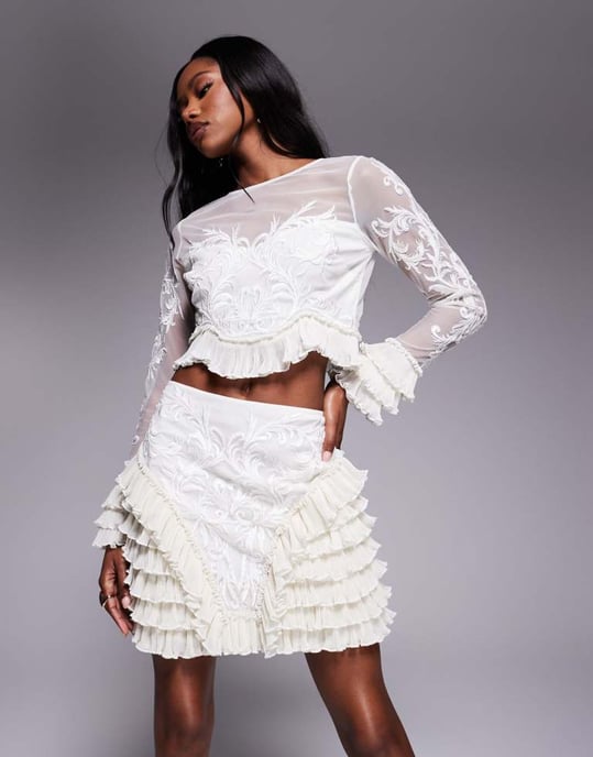 ASOS LUXE broderad mini kjol med volangdetalj i krämfärg - Image 4