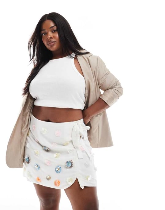 ASOS DESIGN Curve linnelook med 3D-dekoration mini kjol i natur - Image 2