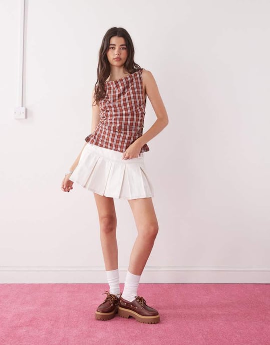 COLLUSION denim mini kilt kjol i ecru - Image 2