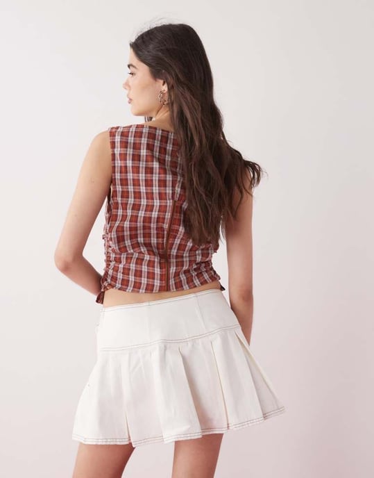 COLLUSION denim mini kilt kjol i ecru - Image 4