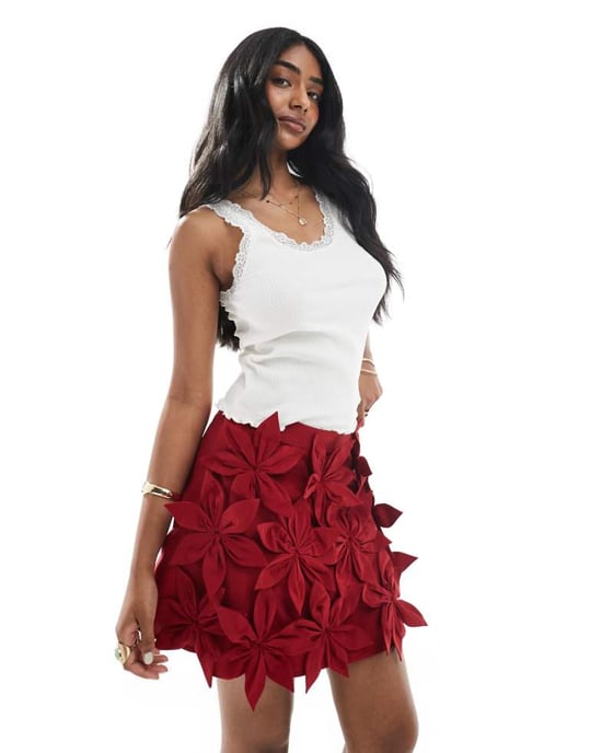 ASOS DESIGN 3D blommig mini kjol i vinröd - Image 1