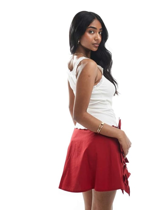ASOS DESIGN 3D blommig mini kjol i vinröd - Image 3