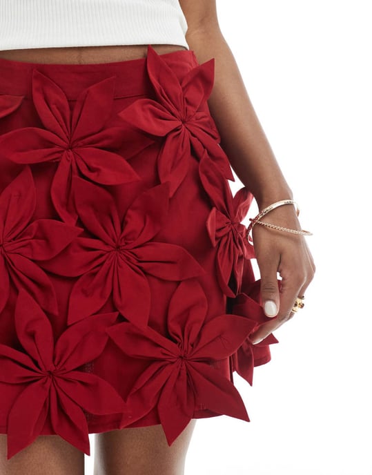 ASOS DESIGN 3D blommig mini kjol i vinröd - Image 4