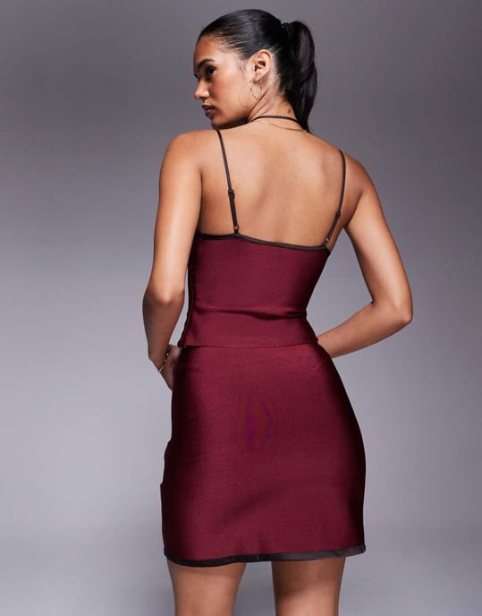ASOS DESIGN koordinerande skulpturerande kontrast satinbinding minikjol i burgundy - Image 4