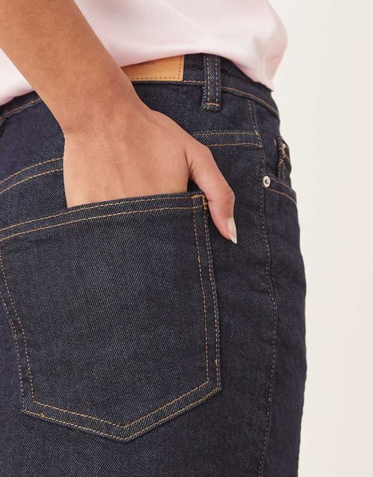Gina Tricot mini jeanskjol i mörk indigoblå - Image 4