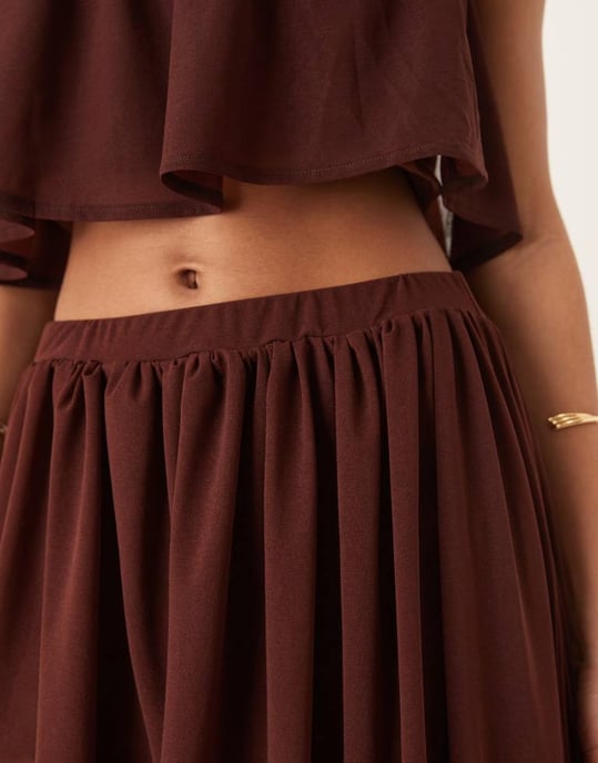 ASOS DESIGN samordnad volang semi-genomskinlig minikjol med asymmetrisk nederkant i choklad - Image 2