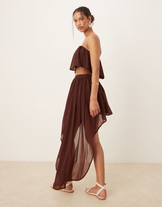 ASOS DESIGN samordnad volang semi-genomskinlig minikjol med asymmetrisk nederkant i choklad - Image 3