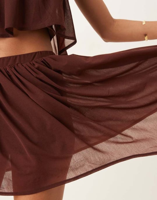 ASOS DESIGN samordnad volang semi-genomskinlig minikjol med asymmetrisk nederkant i choklad - Image 4