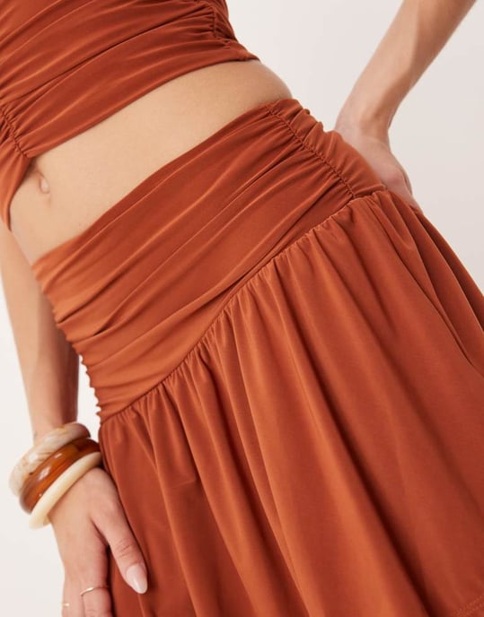 ASOS DESIGN co-ord asymmetrisk rynkad mini kjol i rostfärg - Image 4