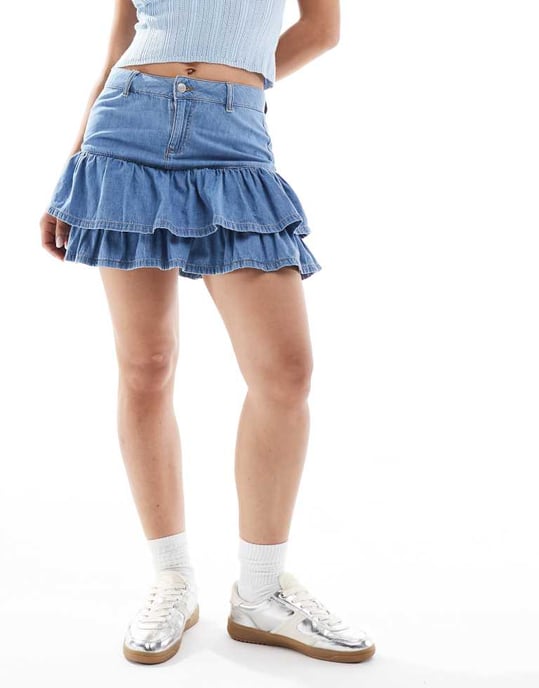 ASOS DESIGN denim minikjol med volangkant i mellanfärgad tvätt - Image 2