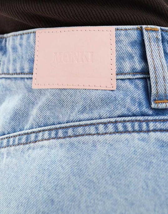 Monki plisserad denimminikjol i medelblå tvätt - Image 3