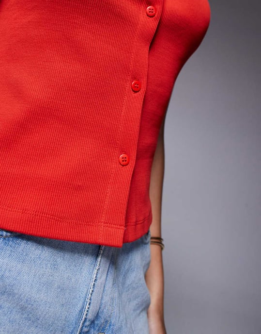 ASOS DESIGN bredhalsad ribbad knapplång topp i röd - Image 4