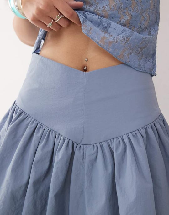 Amy Lynn v-midja volang mini kjol i dammig blå - Image 3