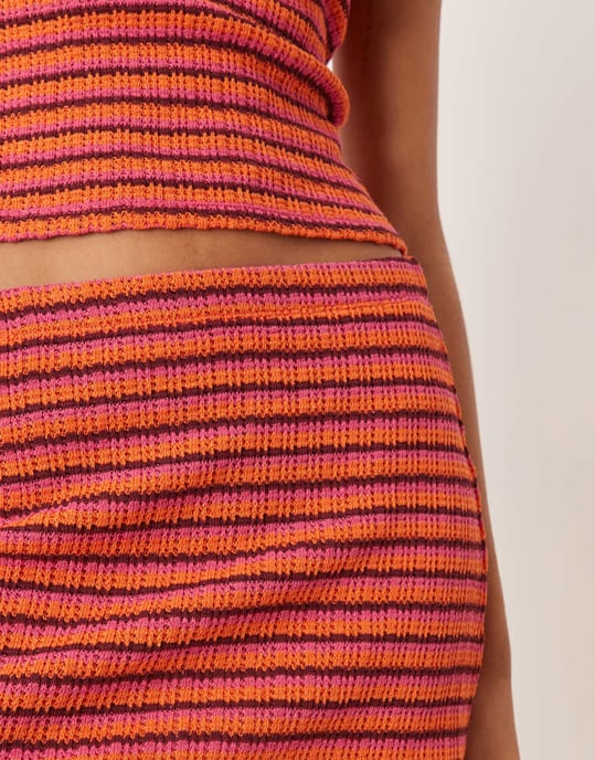 ASOS DESIGN texturerad stickad minikjol i blandad rosa och röd rand - Image 2