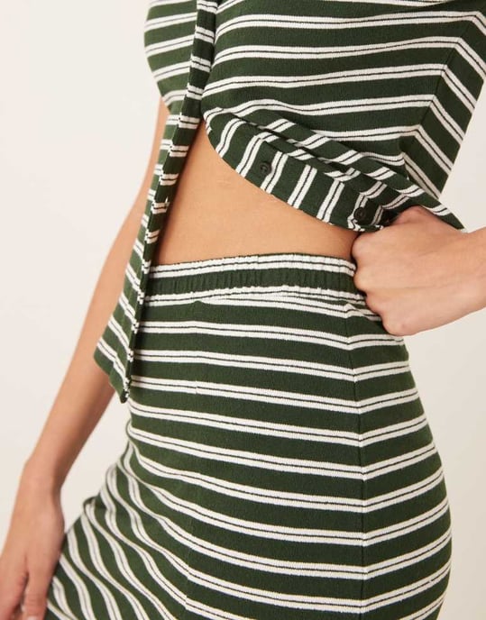 ASOS DESIGN mini skort-set i strukturerad grön och vit rand - Image 2