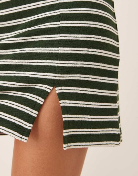 ASOS DESIGN mini skort-set i strukturerad grön och vit rand - Image 4