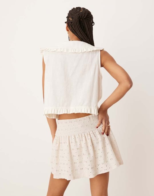 ASOS DESIGN broderad midjehög mini-skort i naturlig färg - Image 3