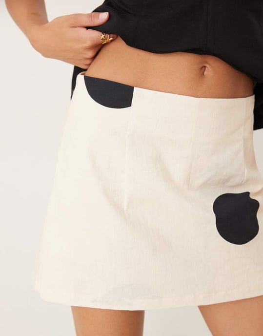 ASOS DESIGN linneblandning mini skort i stort prickmönster - Image 2
