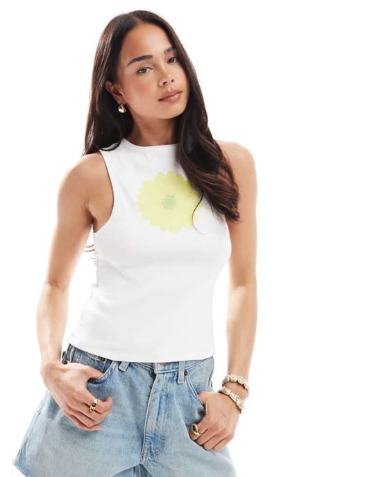Miss Selfridge solrosgrafik ärmlös topp i vitt - Image 1