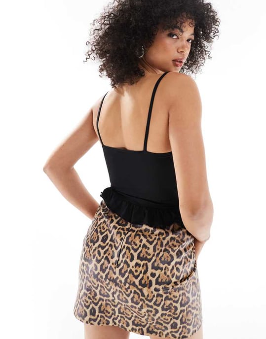 ASOS DESIGN rynkad linne med mini volangdetalj i svart - Image 4