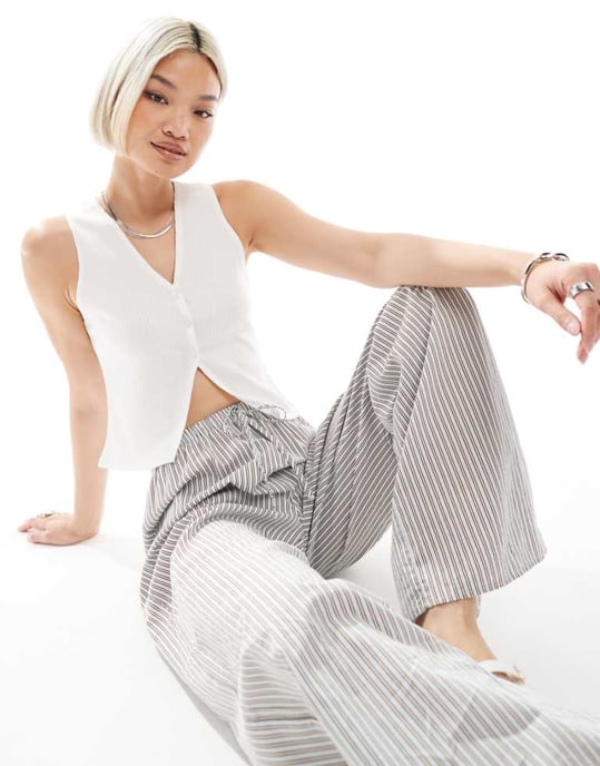 Miss Selfridge stickad ribbad väst i elfenben - Image 1