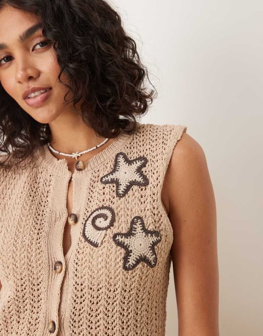 ASOS DESIGN stickad västkofta med virkad snäcka i brunt - Image 2