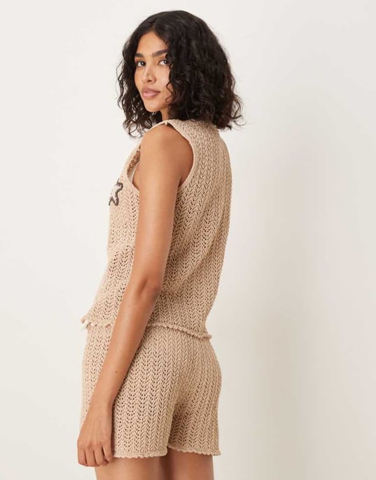 ASOS DESIGN stickad västkofta med virkad snäcka i brunt - Image 3