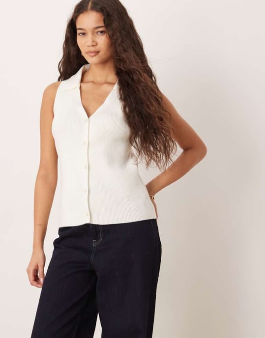 ASOS DESIGN ribbad krage stickad topp i vit - Image 1