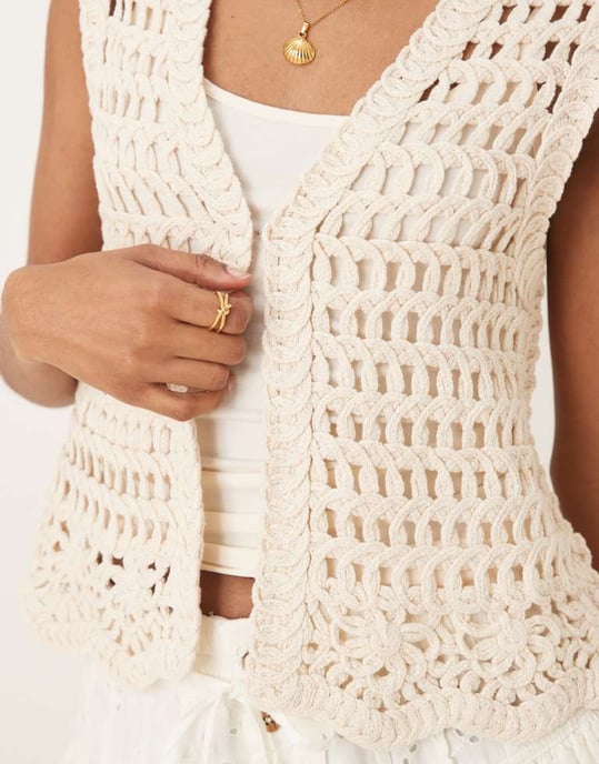 Vila premium blommig hemstickad väst med crochet-detaljer i björkkräm - Image 2