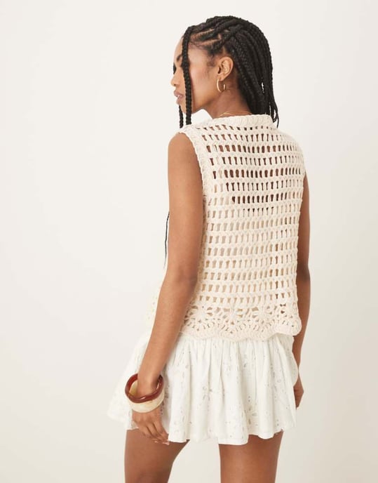 Vila premium blommig hemstickad väst med crochet-detaljer i björkkräm - Image 3